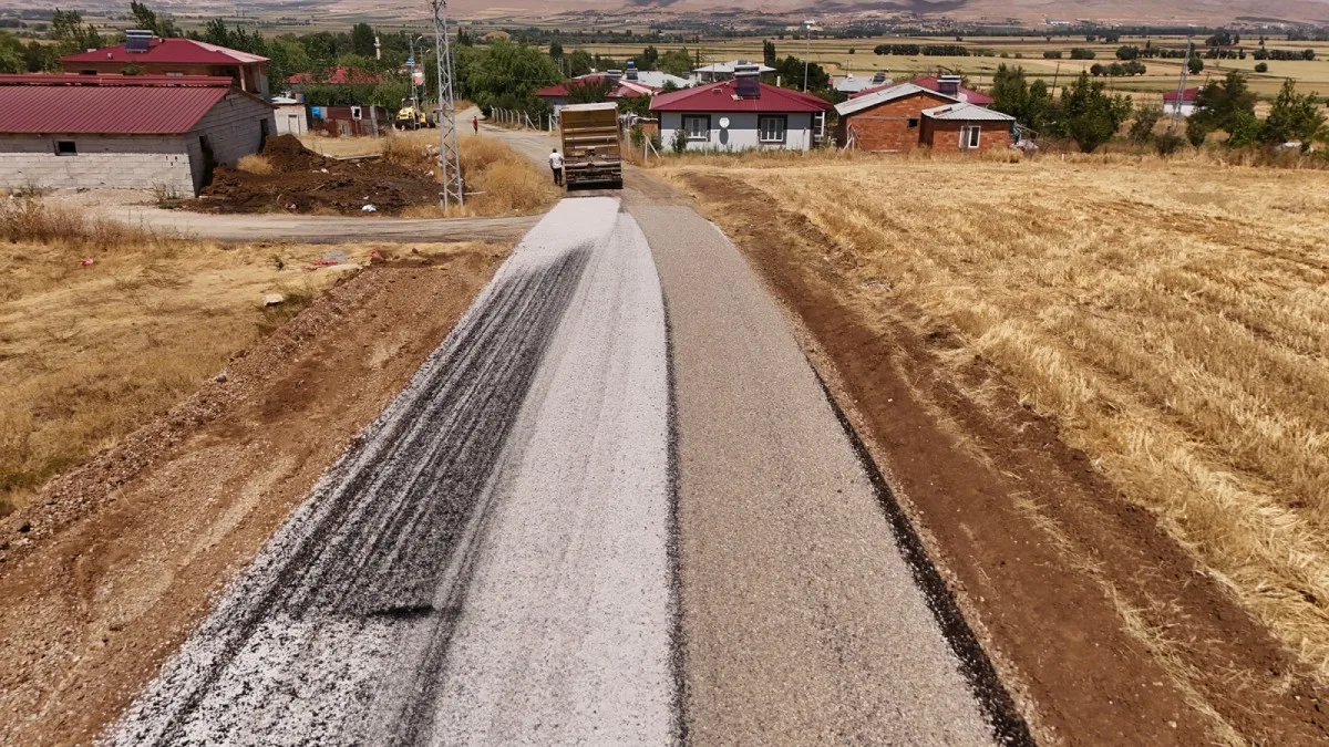 Afşin’de Kırsal Ulaşımı Güçlendiren Yol Çalışması
