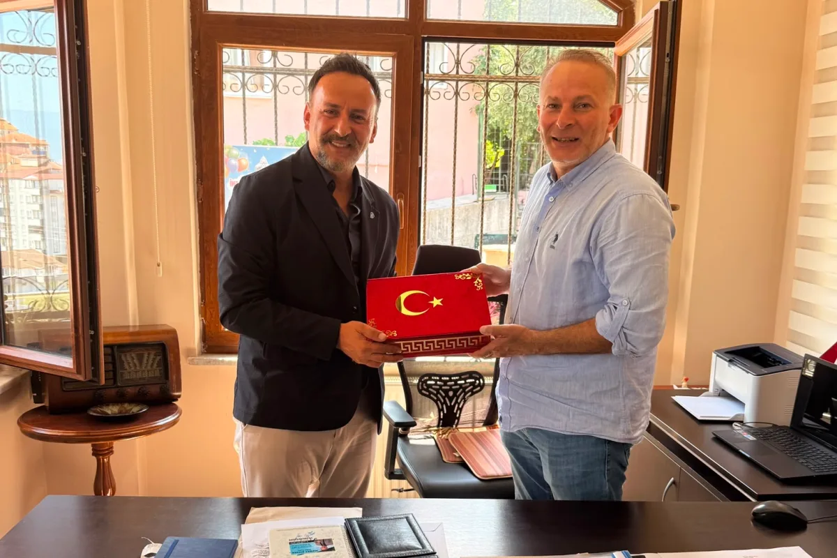 İzmit’ta Doğum Günü Ziyareti: Belediyesi, Muhtarlara Merhaba