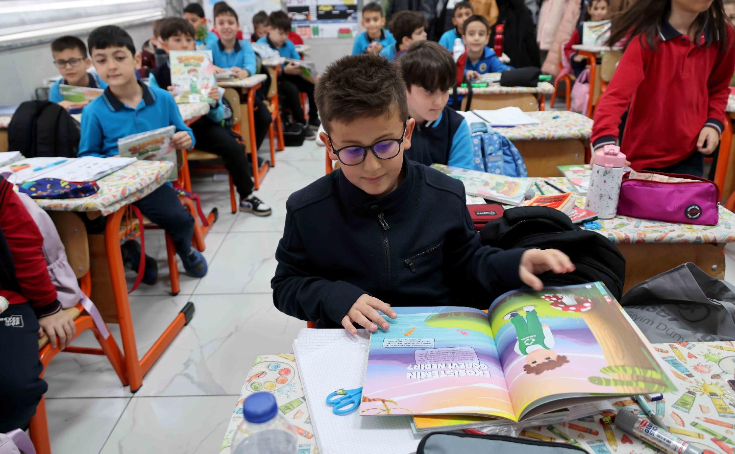 Karatay Belediyesi, öğrencilere 'Sıfır Atık Kitap Seti' dağıttı