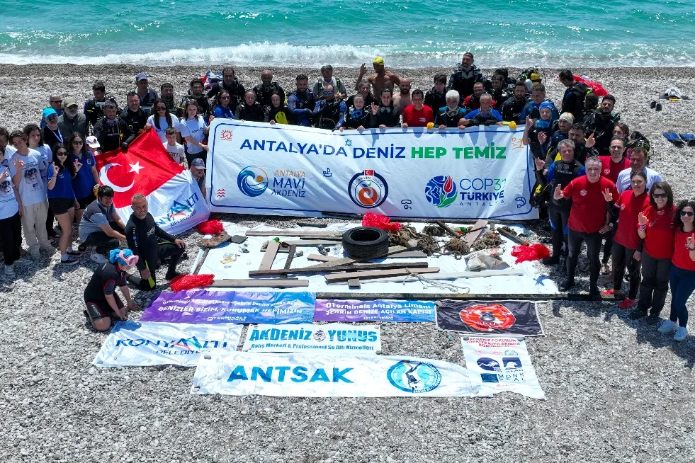 Antalya'nın Deniz Dibinden 20 Ton Atık Çıkarıldı