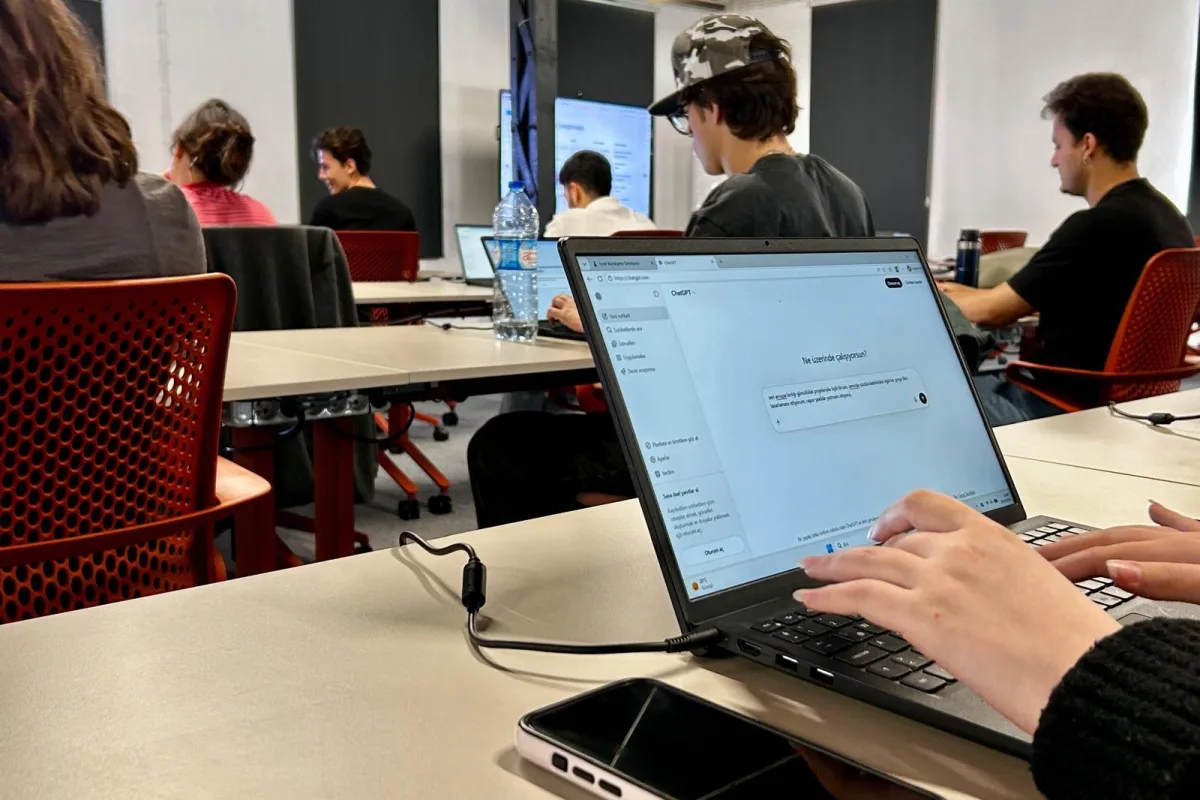 İzLab'da Gençlere Yapay Zekâ Eğitimi