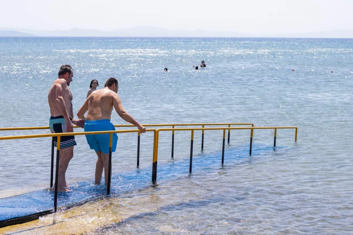 İZMİR'DE ENGELSİZ BEACH SERVICE: BELEDİYE ARACI VAR