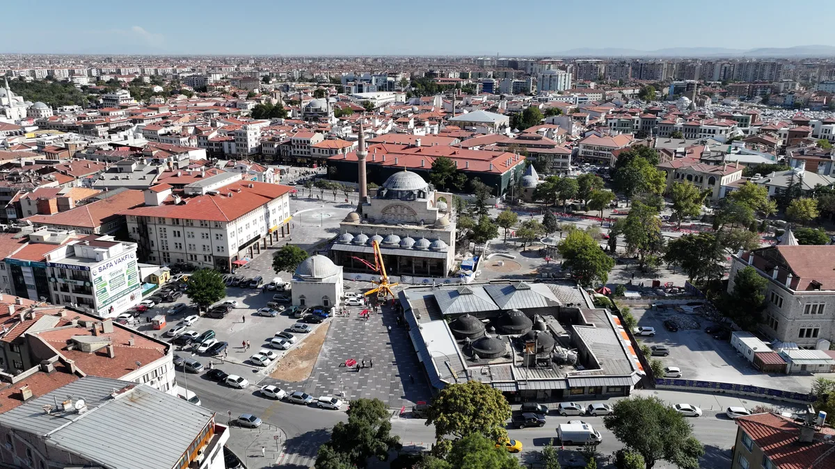 BAŞKAN ALTAY: “KONYA’NIN KALBİ OLAN MEVLANA CADDESİ’Nİ DAHA DA GÜZELLEŞTİRİYORUZ”