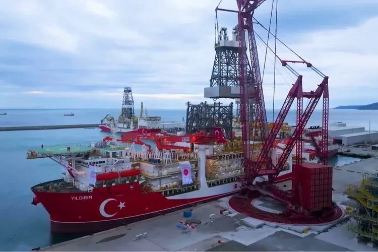 Yıldırım Sondaj Gemisi Karadeniz'de İlk Görevde