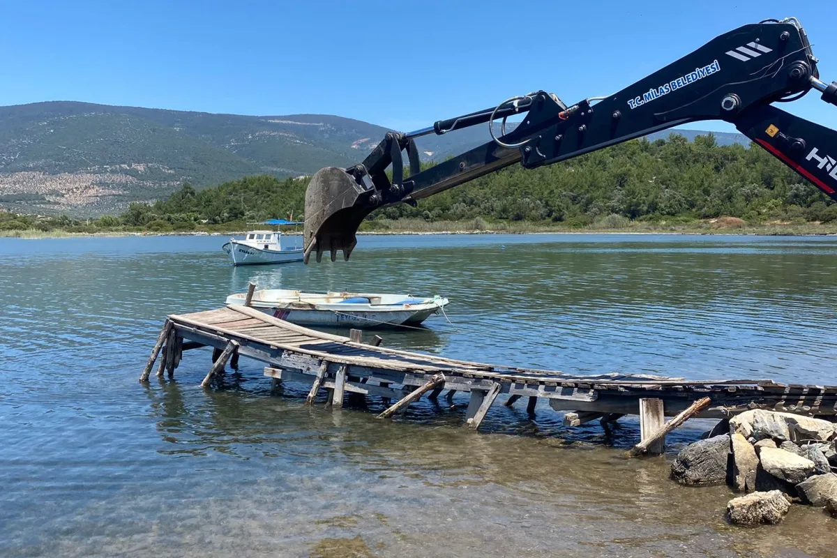 Milas'ta Kaçak İskeleler Yıkıldı