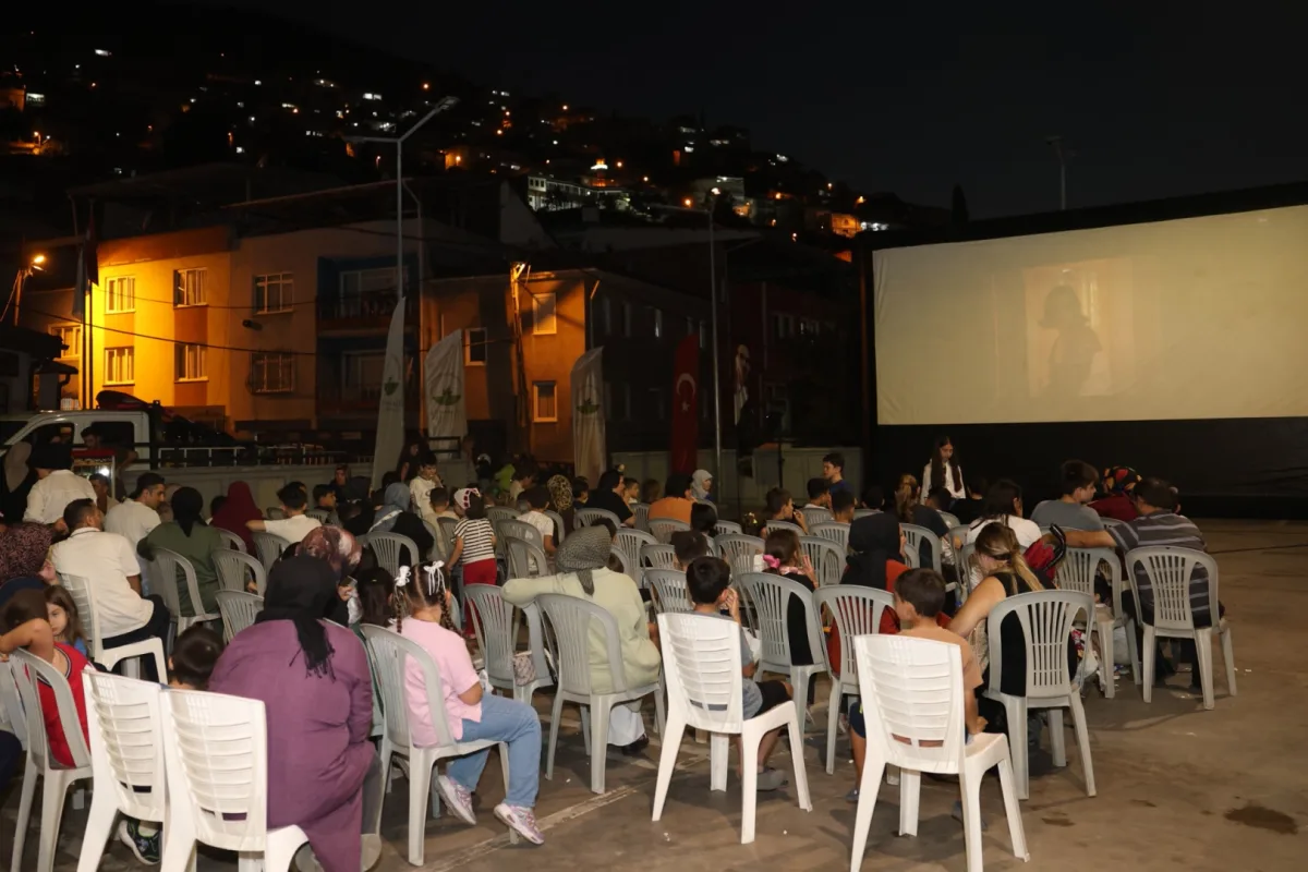 Mollafenari’de Açık Hava Sineması: Maşa Ayıcıklar İzledi