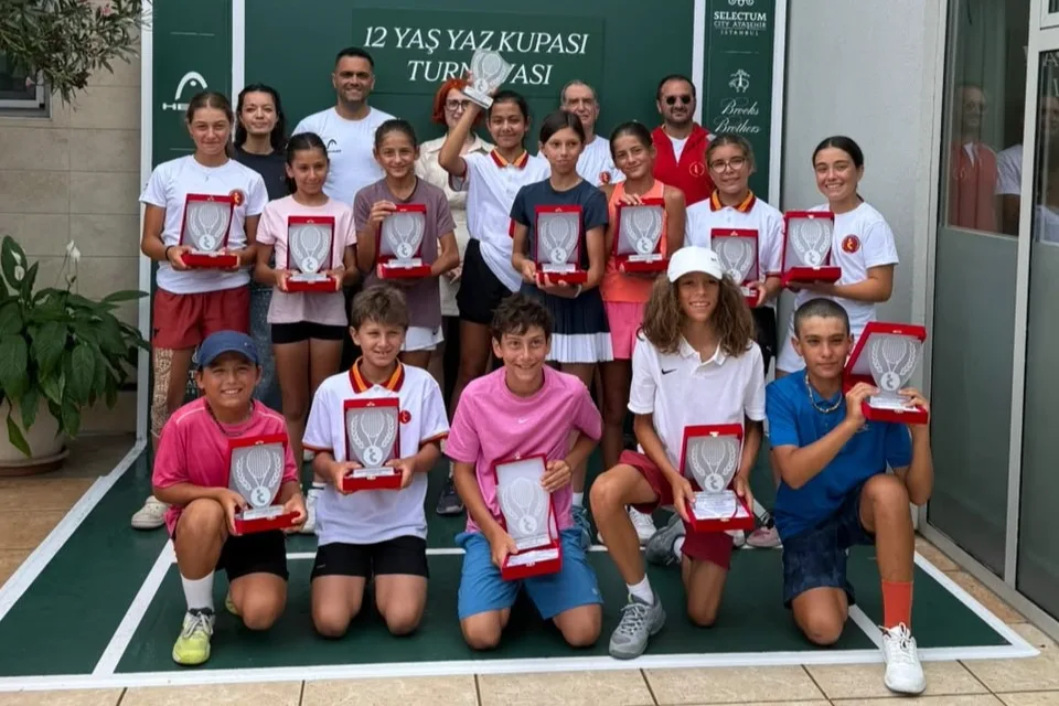 11 Yaşındaki Azra’nın Büyük Tenis Başarısı