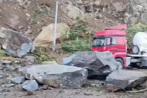 Hopa'da heyelan: 1 ölü, tır parkı boşaltıldı
