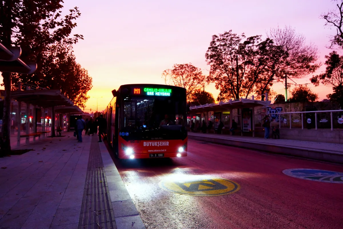 Sakarya'da Gece Metrobüslerinde Şehir Ulaşımını Para İstikrarla Ediyor