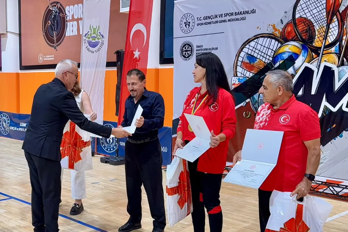 Keşan Karate Eğitmeni Sensei Hamdi Çevik'e Enleri Ödülü