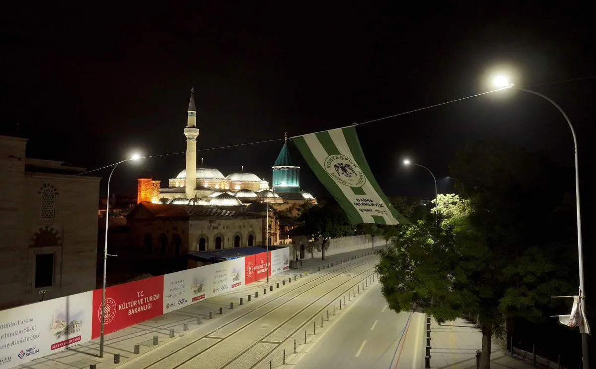 KONYA'DA KONYASPOR FINALI: KARATAY BAYRAKLA ŞEHRI SÜSLENDİ