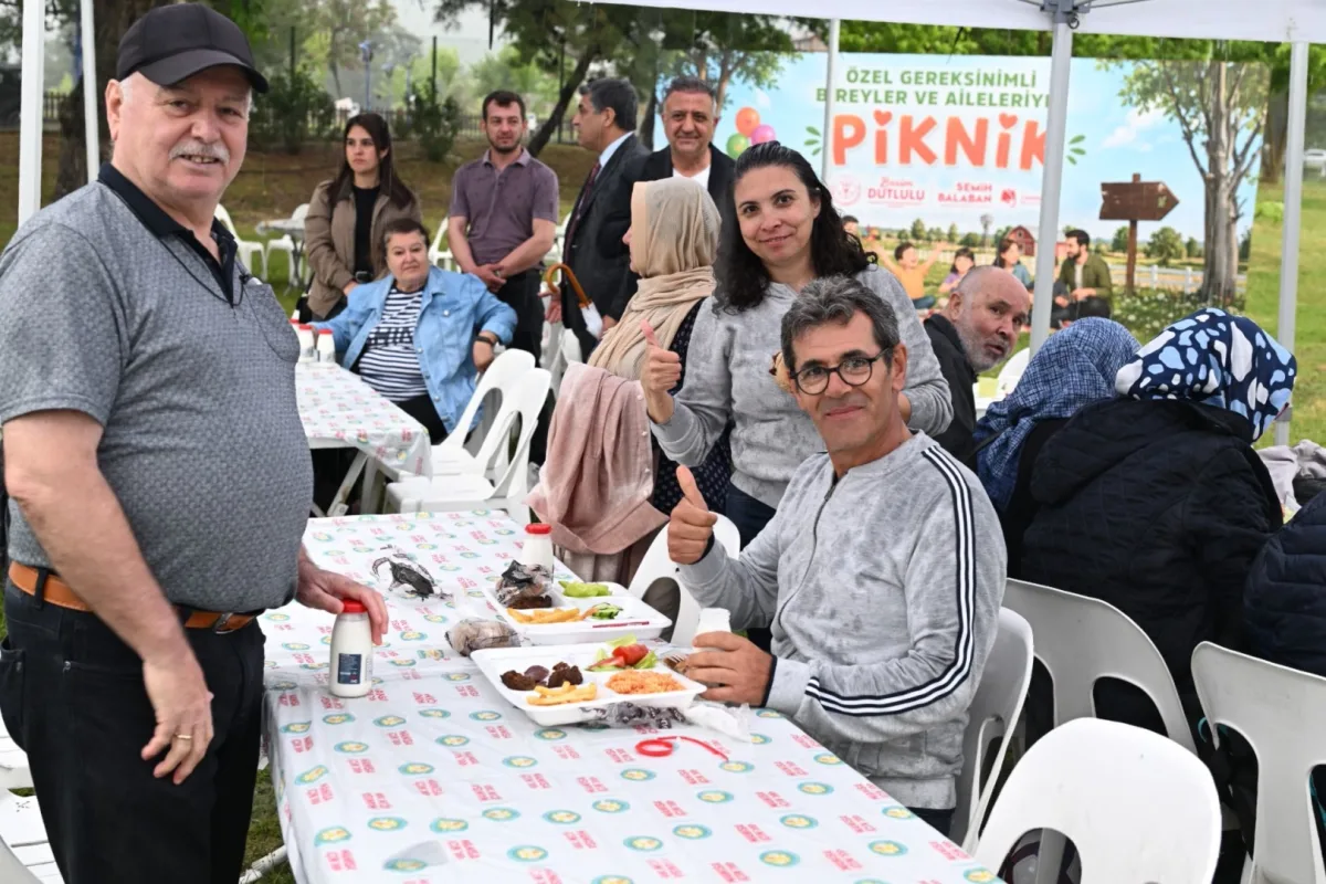 Manisa'da Özel Gereksinimliler İçin Yağmur Altındaki Renkli Piknik