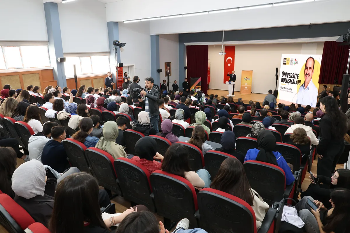 BAŞKAN ALTAY NEÜ ÖĞRENCİLERİYLE BULUŞTU: “SİZLER ÇOK DAHA GÜZEL BİR TÜRKİYE İNŞA EDECEKSİNİZ”