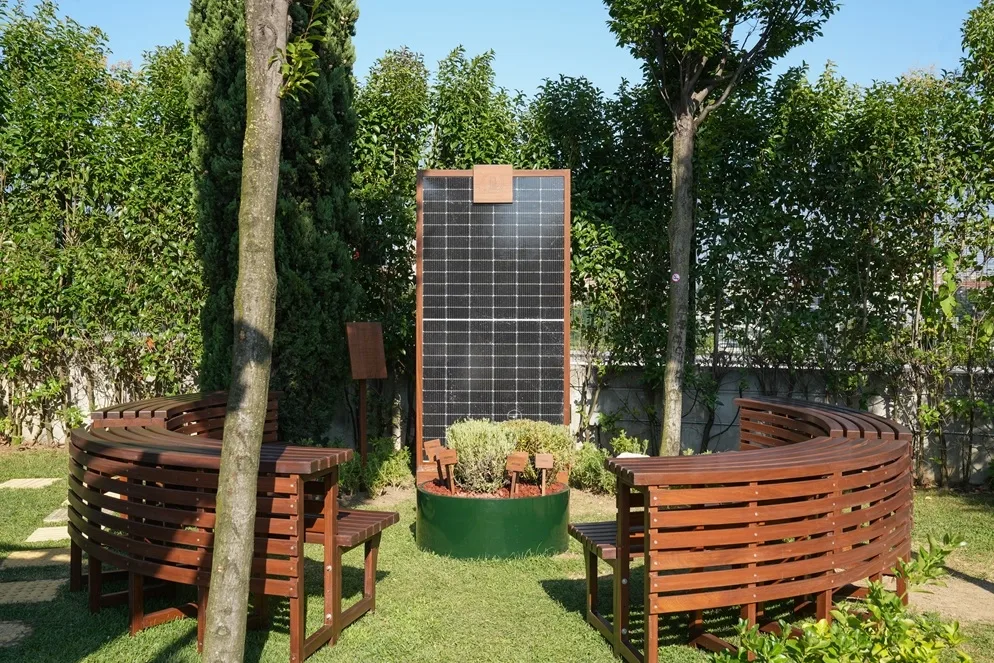 Karganın taşı, güneş panelini sanata dönüştürdü