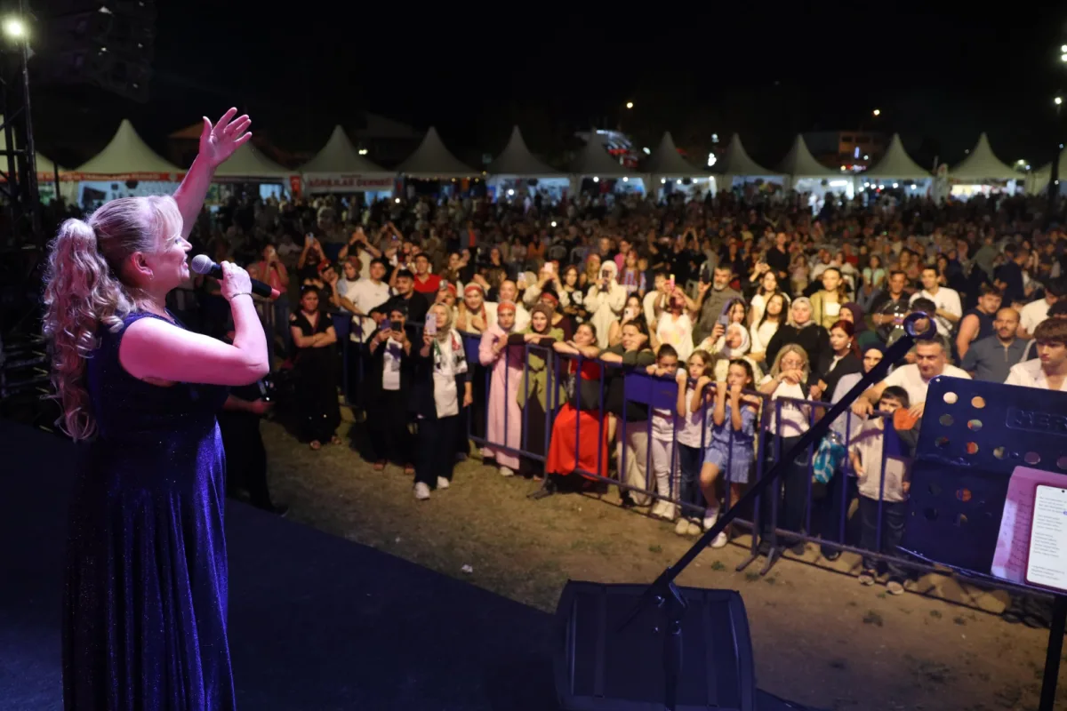 Sakarya'da Karadeniz şöleni: Binlerce kişi horon tepti