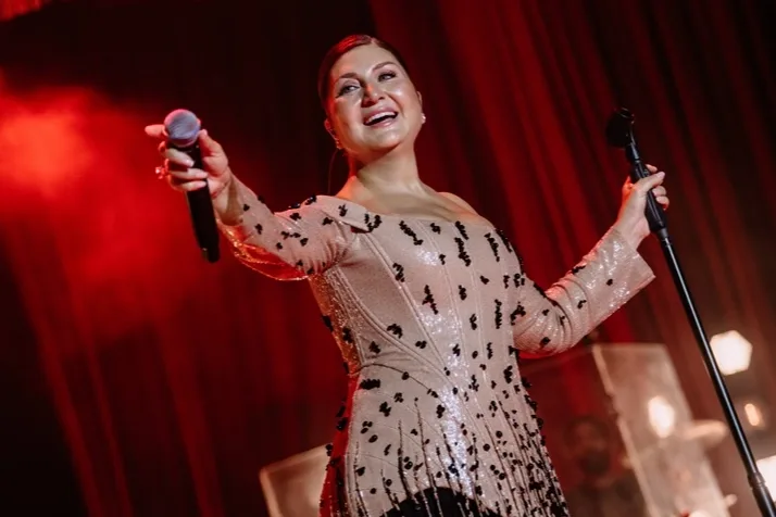 Sibel Can Harbiye'de Müzikseverleri Büyüledi